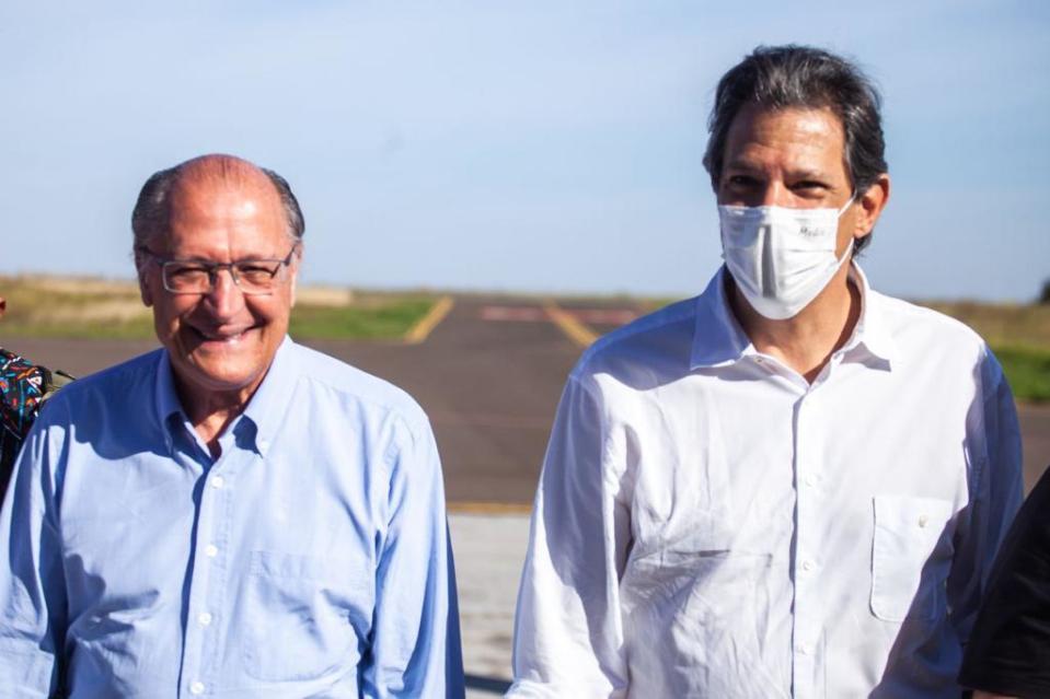 Geraldo Alckmin e Fernando Haddad estiveram em evento do MST em Andradina nesta sexta-feira (24) (Foto: Divulgação)