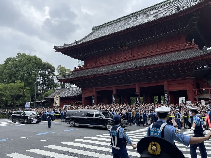 已故前日本首相安倍晉三告別式結束，大批民眾在東京增上寺外目送靈柩車離開。（圖／中央社）