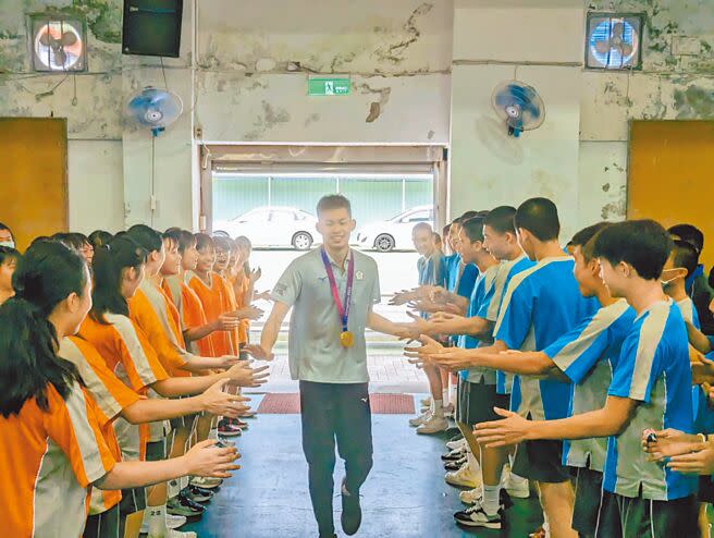 在杭州亞運3對3籃球賽摘下金牌的選手余祥平（中），5日返回母校基隆市銘傳國中，獲得學弟妹熱烈歡迎。（張志康攝）