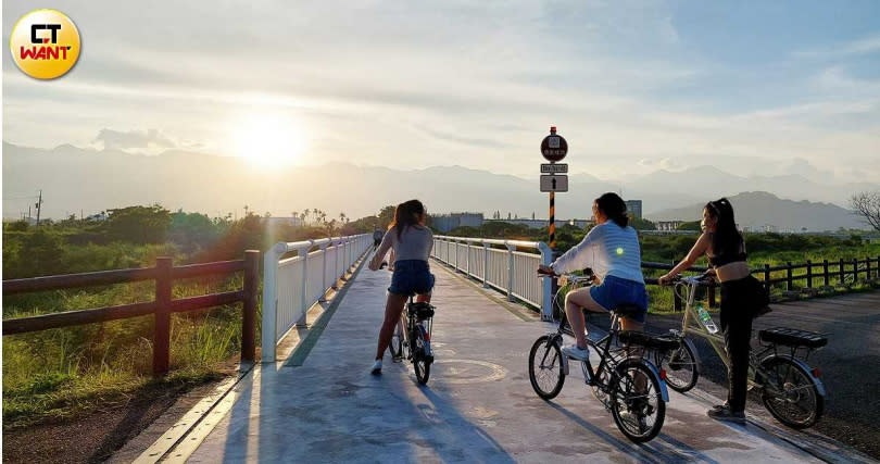 騎著電輔自行車省力不少，正巧碰上夕陽餘暉。（圖／魏妤靜攝）