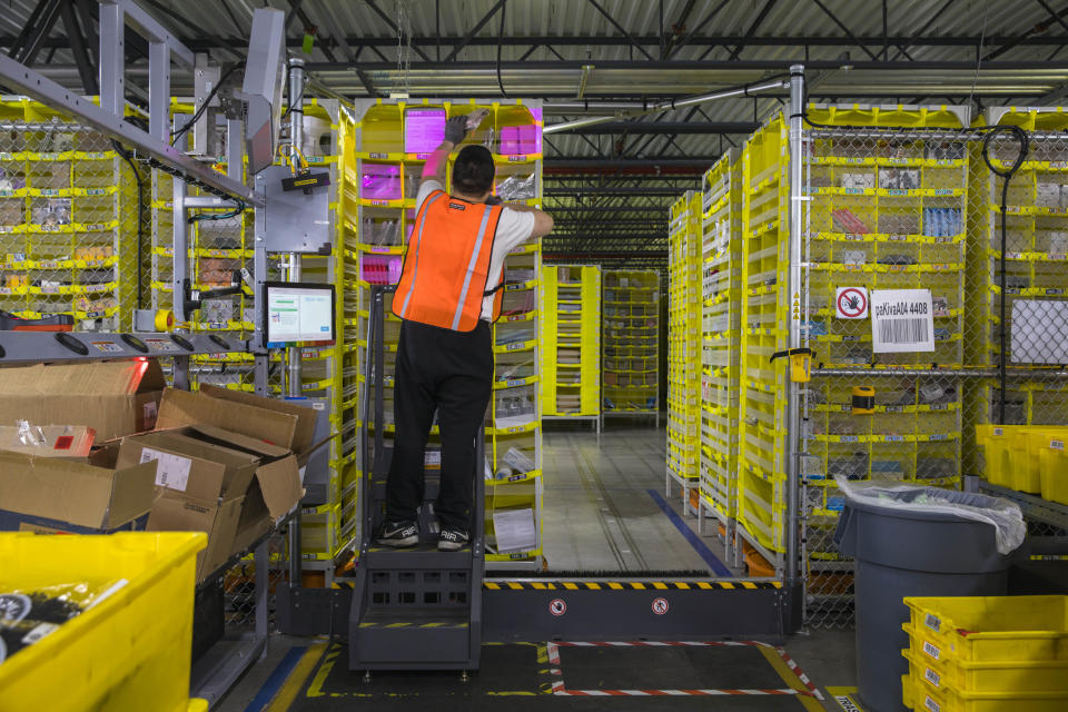 Un trabajador prepara envíos en un almacén de Amazon en Staten Island, el 15 de mayo de 2019. (Hiroko Masuike/The New York Times)