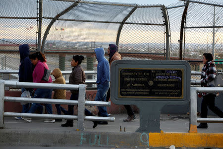 People walk on the international border bridge Paso del Norte to cross to El Paso EEUU from Ciudad Juarez in Ciudad Juarez, Mexico December 29, 2016. REUTERS/Jose Luis Gonzalez