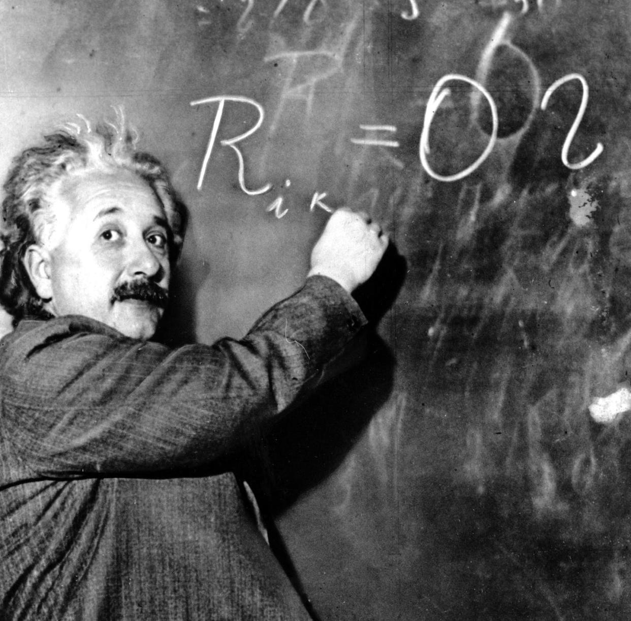 <span class="caption">Albert Einstein escribe una fórmula sobre la densidad de la Vía Láctea en una pizarra del Carnegie Institute de Pasadena, California, el 14 de enero de 1931.</span> <span class="attribution"><a class="link " href="https://commons.wikimedia.org/wiki/File:Albert_Einstein_writing_on_a_blackboard_in_Pasadena_(1931).jpg" rel="nofollow noopener" target="_blank" data-ylk="slk:Wikimedia Commons / Associated Press;elm:context_link;itc:0;sec:content-canvas">Wikimedia Commons / Associated Press</a></span>