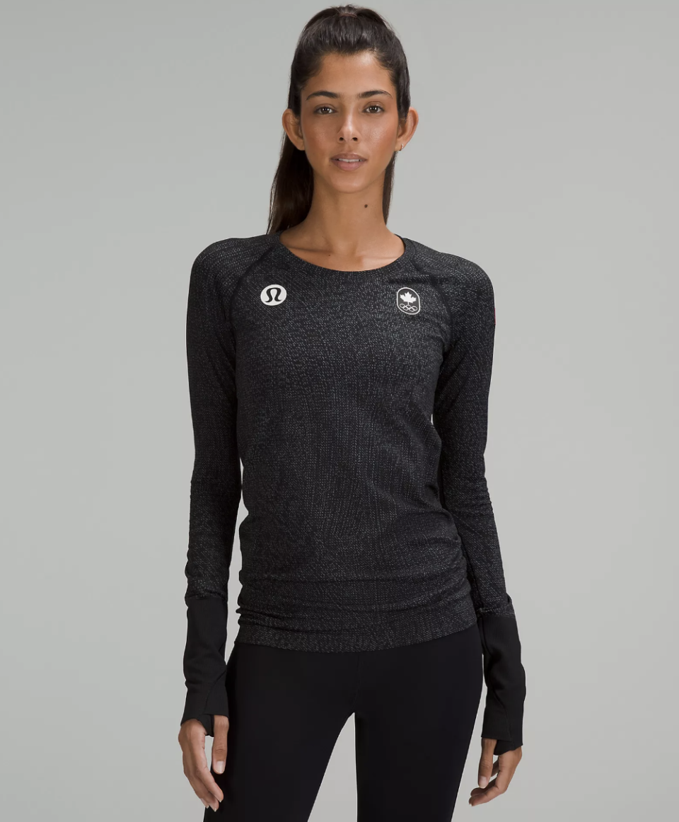 Team Canada Swiftly Tech Long Sleeve Shirt 2.0 in surge black (Photo via Lululemon)