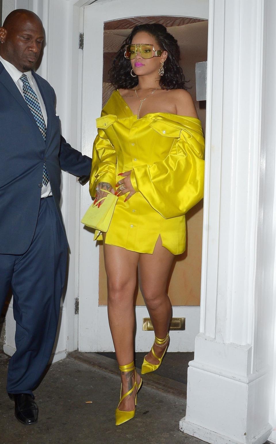 <h1 class="title"><em>EXCLUSIVE</em> Rihanna lights up the night in London in head-to-toe yellow as she is spotted leaving her Fenty Beauty Launch</h1><cite class="credit">Photo: Backgrid</cite>