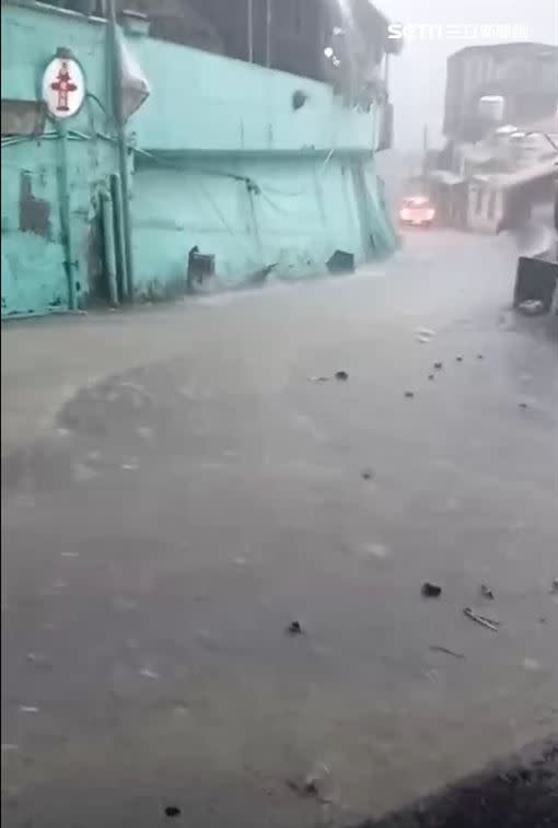 暴雨如強颱襲擊南投，水里居民拍下水淹馬路變瀑布的恐怖場景。（圖／翻攝畫面）