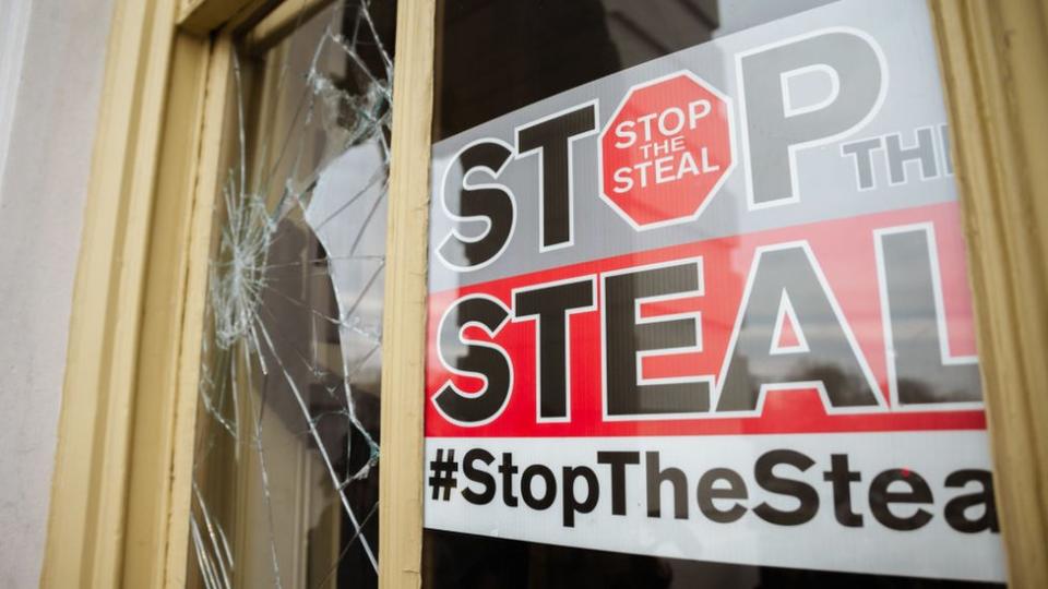 Una ventana rota con el mensaje "Stop the steal".