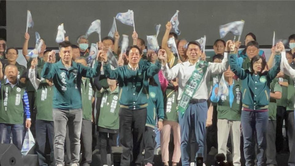 民進黨總統候選人賴清德等人晚間至楠梓為立委候選人李柏毅站台。（李伯毅競選服務處提供／林雅惠高雄傳真）