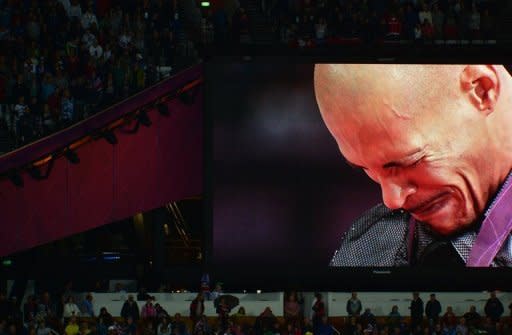 Una pantalla gigante muestra una imagen del atleta dominicano Félix Sánchez llorando en el pódium después de haber recibido la medalla de oro de los 400 metros vallas en el Estadio Olímpico de Londres el 6 de agosto. (AFP | Gabriel Bouys)