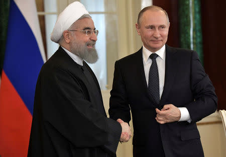 Foto de archivo del presidente ruso, Vladimir Putin, y su par iraní, Hassan Rouhani, en una reunión en el Kremlin. Mar 28, 2017. El presidente ruso, Vladimir Putin, y su par iraní, Hassan Rouhani, conversaron por teléfono el domingo y coincidieron en que las acciones agresivas de Estados Unidos contra Siria no son aceptables porque violan la ley internacional, informó el Kremlin. Sputnik/Aleksey Nikolskyi/Kremlin via REUTERS