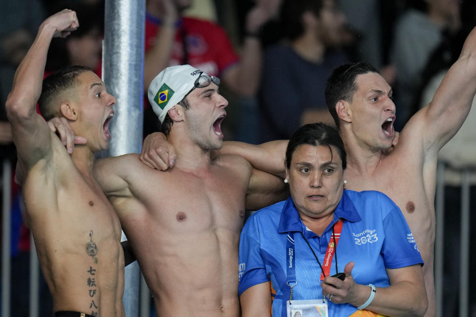 Una jueza reacciona reacciona mientras los integrantes de la cuarteta de Brasil en el relevo 4x100 masculino conquistó la medalla de oro de la natación de los Juegos Panamericanos, en Santiago, Chile, el sábado 21 de octubre de 2023. (AP Foto/Fernando Vergara)