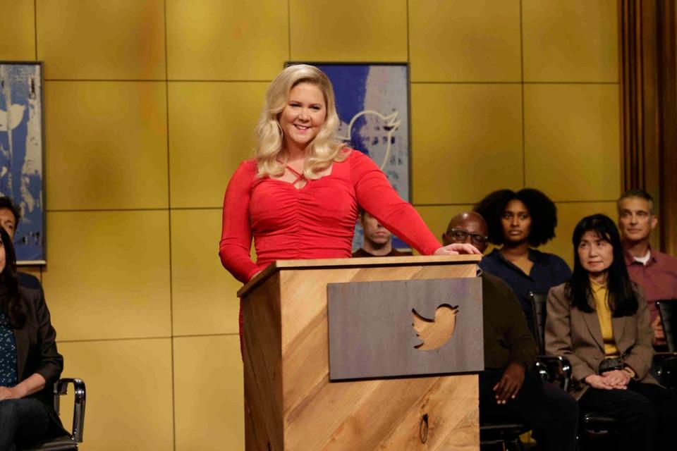 Amy Schumer makes her case to have her Twitter reinstated during an "SNL" sketch.