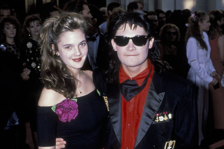 Drew Barrymore y Corey Feldman en los Oscar de 1989