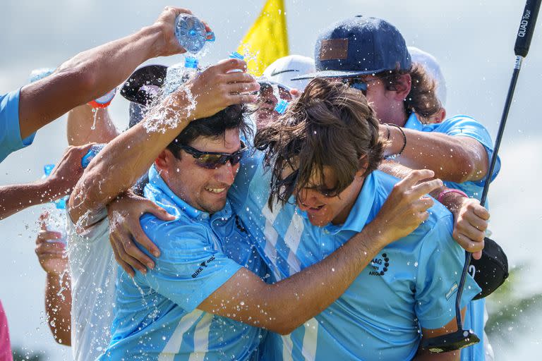 El festejo alocado de los chicos argentinos en honor a Mateo Fernández de Oliveira; después le dedicaron una canción adaptada de "Muchachos"