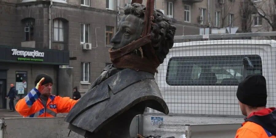 Dismantling the bust of Pushkin in Dnipro
