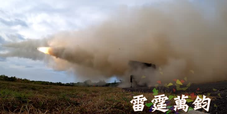 國軍部隊實彈操演。（圖／翻攝自陸軍司令部110年飛彈射擊操演影片）