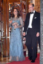 <p>Für die Royal Variety Performance 2017 kleidete die Herzogin von Cambridge ihren wachsenden Bauch in ein himmelblaues Kleid von Jenny Packham. <br> Dazu trug sie glitzernde Absatzschuhe von Oscar de la Renta und eine Box Clutch. <em>[Bild: Getty]</em> </p>