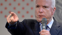 <p>El senador y ex candidato republicano a la presidencia, John McCain, publicó un comunicado en Twitter en el que retira su apoyo diciendo: “no hay excusas para el comportamiento ofensivo de Donald Trump. Cindy y yo no votaremos por él”. Foto: AFP Photo / Franck Robichon. </p>