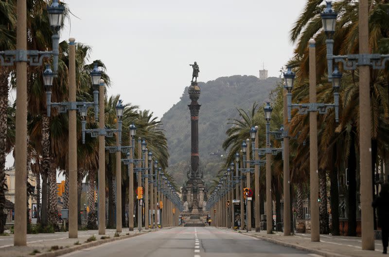 FOTO DE ARCHIVO: Un Passeig de Colom desierto es fotografiado durante el brote de la enfermedad coronavirus (COVID-19), en Barcelona, España