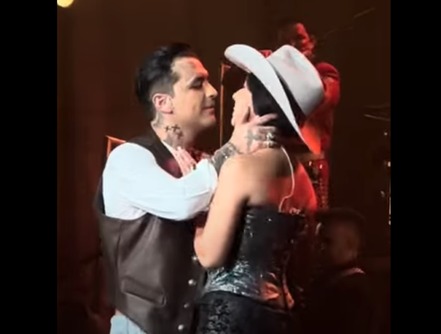 Christian Nodal y Ángela Aguilar desafiaron las críticas a su romance con un beso en el escenario