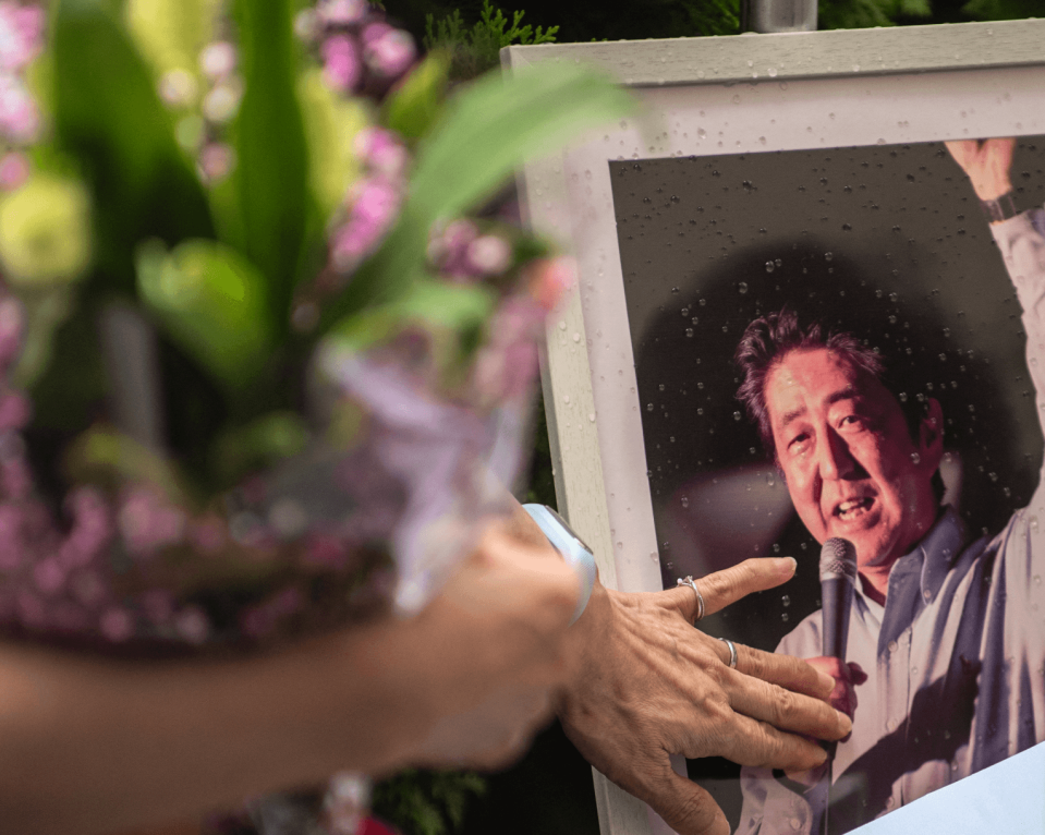 日本前首相安倍晉三意外在街頭遭槍擊身亡後，政府為其舉辦國葬，卻引發許多風波。（AFP）
