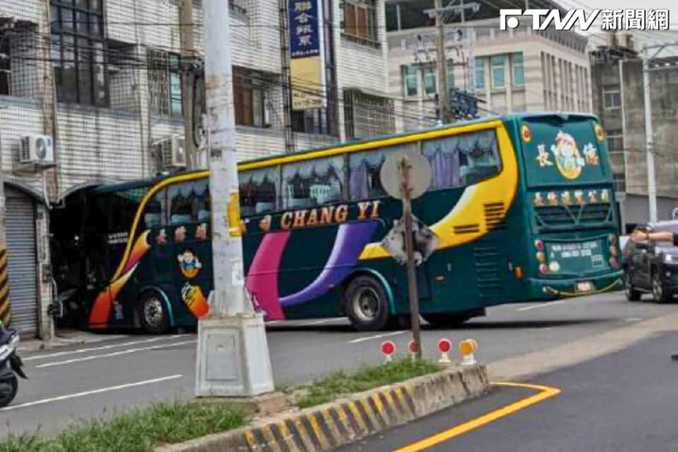 男子駕駛遊覽車迴轉失控，撞上民宅，車頭直接卡在騎樓處。（圖／彰化縣議員賴清美）