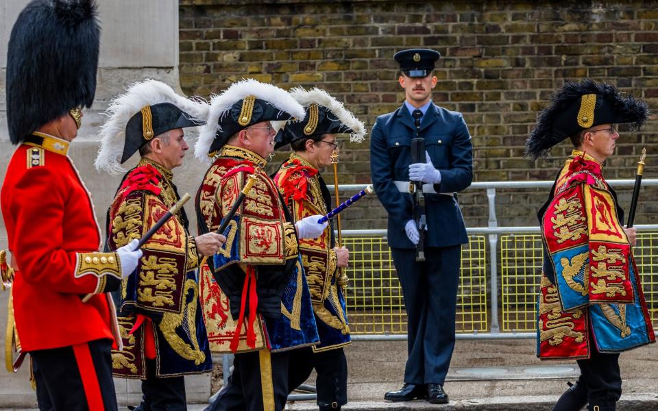 The heralds pass before the gun carriage