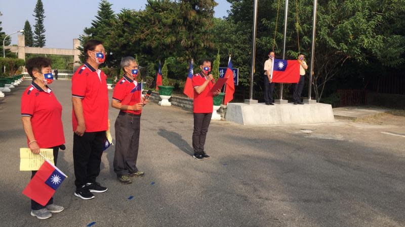 中彰榮家慶祝光輝十月升旗　榮家長輩唱愛國歌遊園區