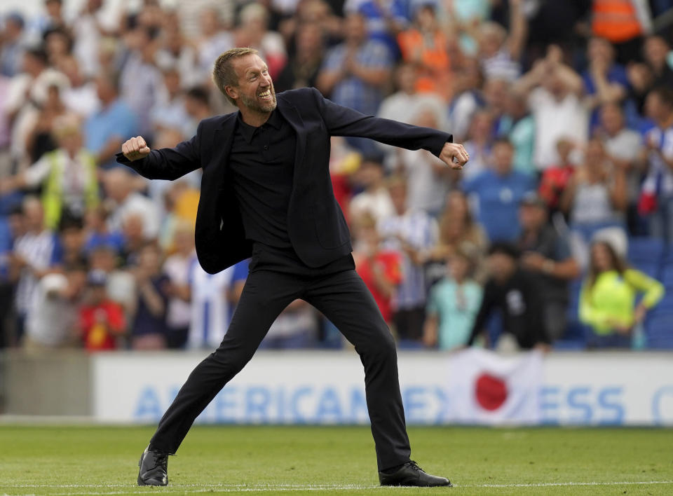 El técnico de Brighton Graham Potter celebra tras el partido contra Leeds en la Liga Premier, el sábado 27 de agosto de 2022. Potter ha sido nombrado técnico de Chelsea. (Gareth Fuller/PA vía AP)