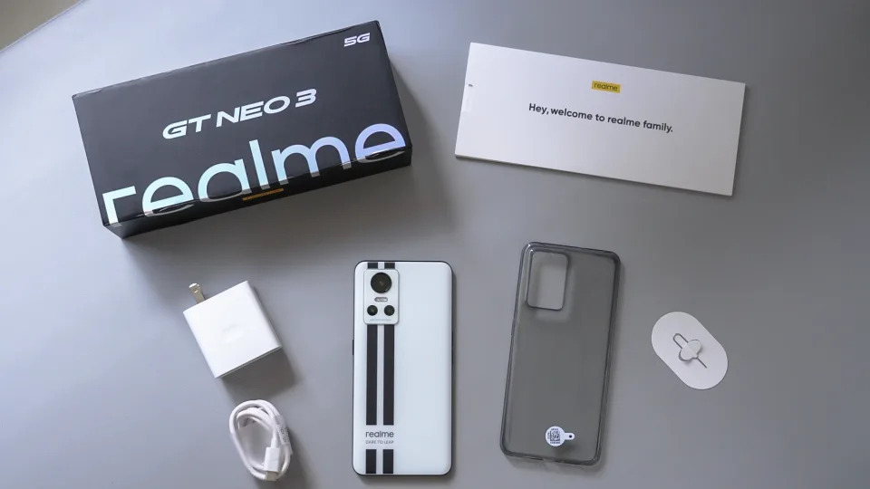 <strong>▲</strong>realme GT Neo3盒裝內容物包含手機、充電器、保護殼等<strong>。</strong>