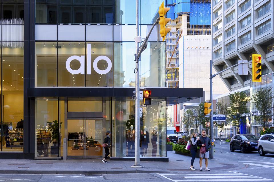 Alo 在 2007 年成立於洛杉磯，在價格上，Alo 有些產品甚至比 lululemon 還貴一些。