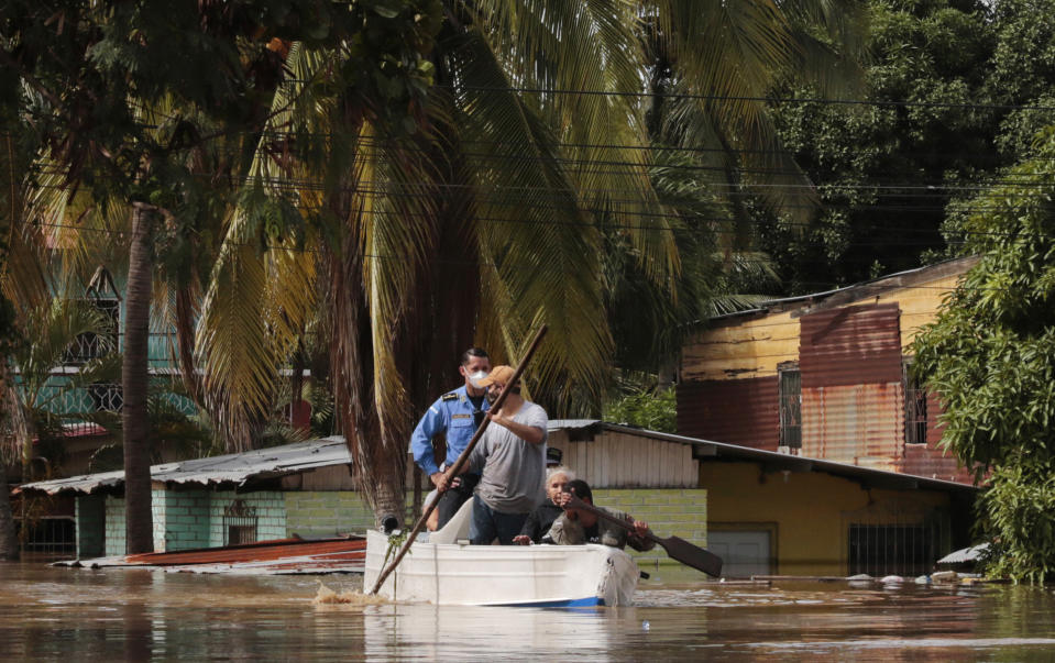 L’NHC prevede che Eta possa acquistare potenza sulle calde acque del Mar dei Caraibi, e che minaccerà il Messico sud-orientale nel fine settimana, quindi Cuba, Giamaica, Isole Cayman e il sud della Florida. In Guatemala, sono stati aperti rifugi per accogliere le vittime, come a Morales (nord-est). Allarme rosso anche in Honduras. (AP Photo/Delmer Martinez)