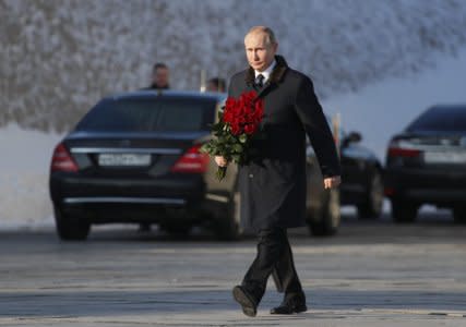 Russian President Vladimir Putin attends a wreath laying ceremony at the eternal flame during an event to commemorate the 75th anniversary of the battle of Stalingrad in World War Two, at the Mamayev Kurgan memorial complex in the city of Volgograd, Russia February 2, 2018. REUTERS/Maxim Shemetov