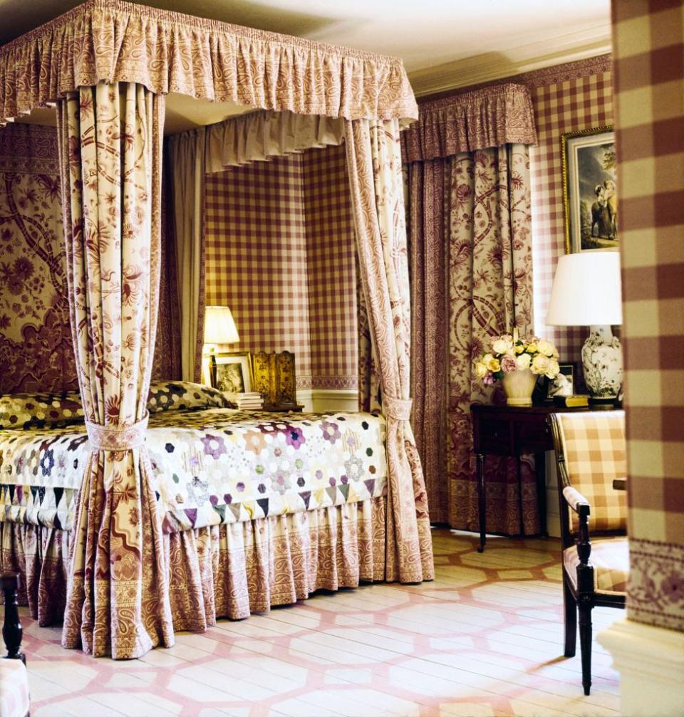 <p>Lee Radziwill's country home in Buckinghamshire, England, which she shared with Prince Stanislaw and their two children, boasts a bedroom with a classic <em>lit à colonnes</em> bed hung with floral and paisley linen toile fabrics. A silk patchwork quilt covers the bed, while a stenciled wooden floor and upholstered walls (done in silk taffeta squares) add to the playful country aesthetic. <br></p>