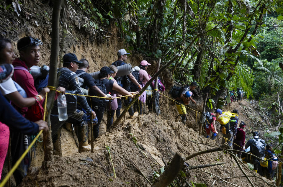 Migrantes, la mayoría venezolanos, caminan a través del tapón de Darién de Colombia a Panamá, con la esperanza de llegar a Estados Unidos, el 15 de octubre de 2022. (AP Foto/Fernando Vergara, Archivo)