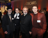 Dennis Gassner, de izquierda a derecha, Dean-Charles Chapman, Sam Mendes y George MacKay asisten al almuerzo de nominados a la 92ª entrega de los Premios de la Academia en el Hotel Loews el lunes 27 de enero de 2020 en Los Angeles. (Foto Danny Moloshok/Invision/AP)