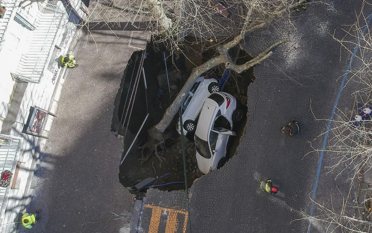 Car in sinkhole Naples