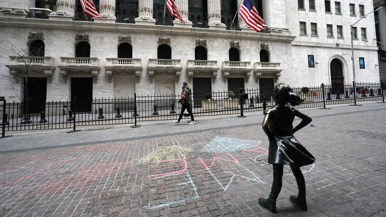 Kampf gegen dunkle Mächte? Graffitis der Aktiensymbole von GameStop und der Kinokette  AMC vor dem Fearless Girl an der New York Stock Exchange. Foto: dpa