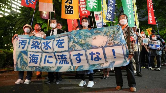 Des habitants de Tokyo protestent contre le projet du gouvernement japonais de rejeter des eaux usées nucléaires dans la mer le 16 mai 2023. - Zhang Xiaoyu/Xinhua/Getty Images