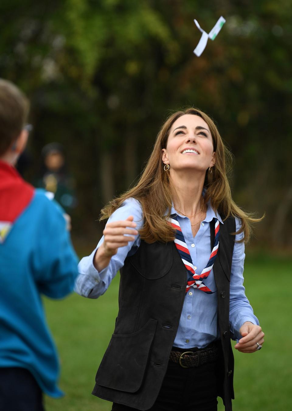 Kate Middleton lance son bonhomme en papier dans les airs