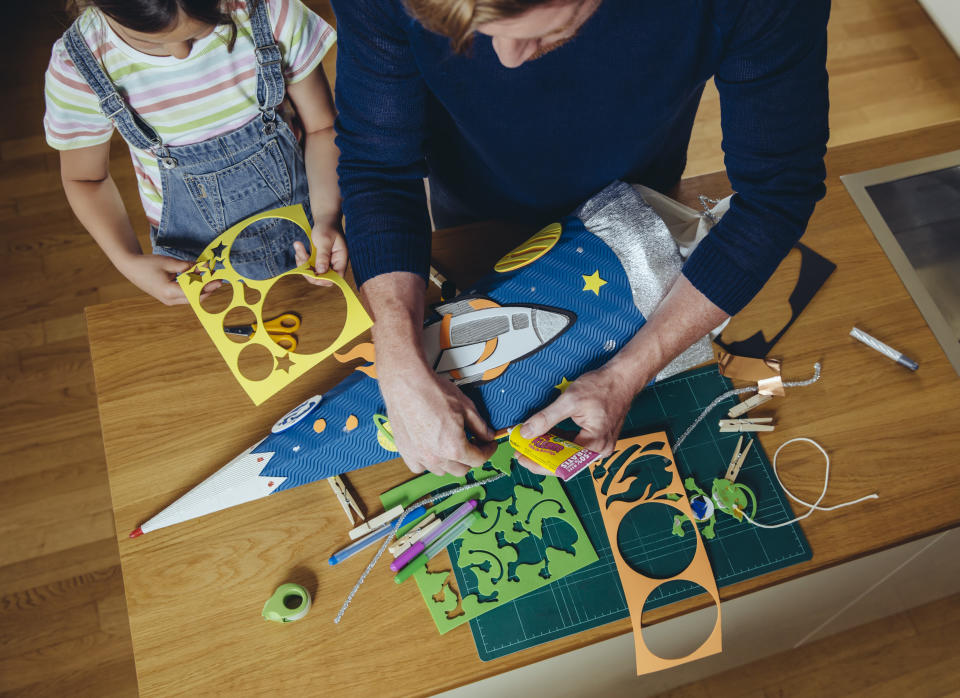 Eine Schultüte kann man im Laden kaufen oder gemeinsam mit dem zukünftigen Schulkind basteln und gestalten. (Bild: Getty Images)