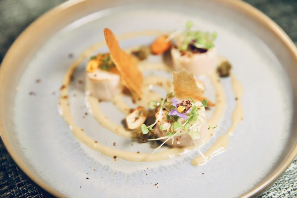 「了了礁溪」將西式創意料理融入宜蘭在地食材、傳統手路菜的精華元素，以精緻的法餐擺盤呈現其繽紛。