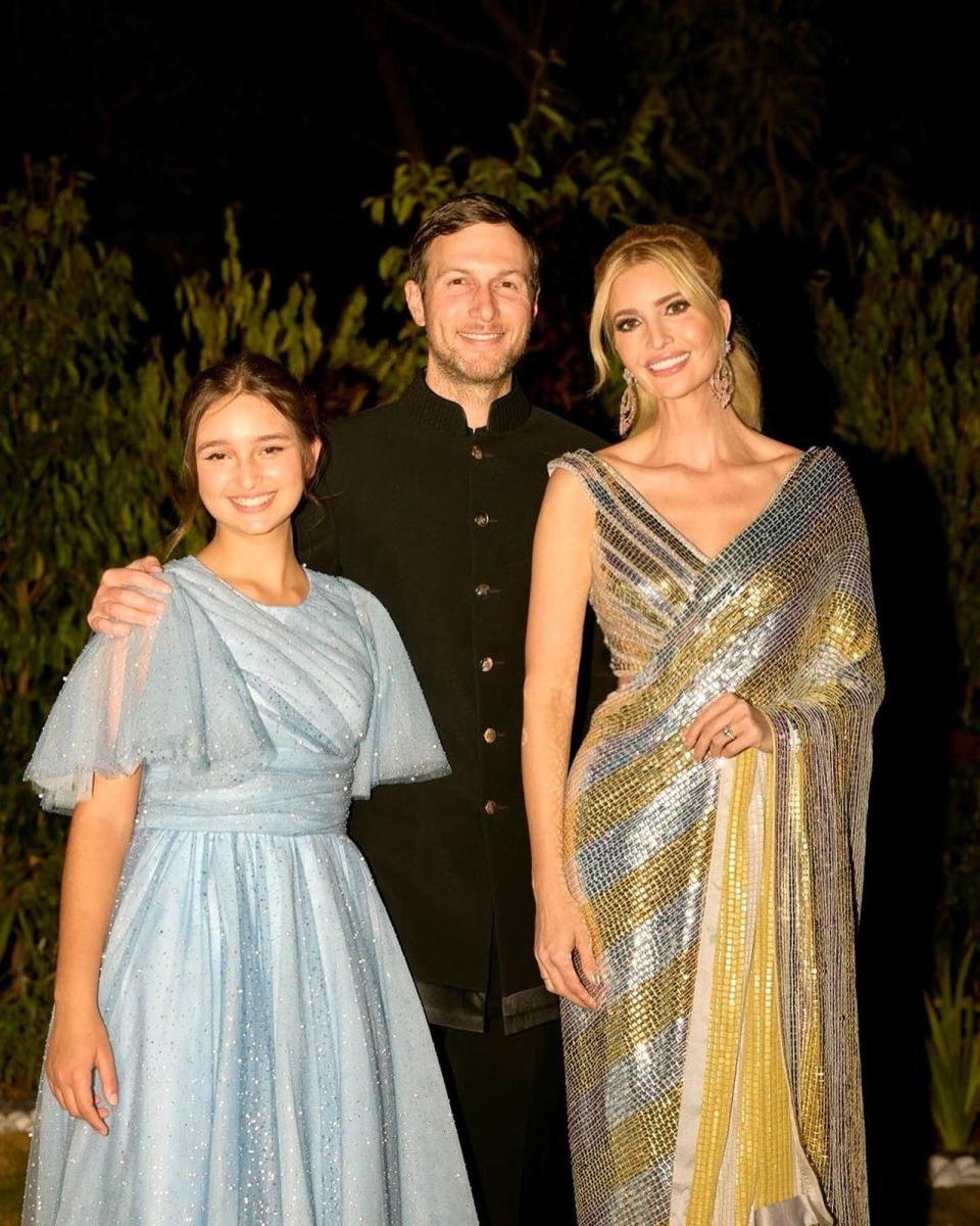 伊凡卡（右起）與老公庫許納、女兒阿拉貝拉出席婚前派對，第一天穿亮片連身裙。（翻攝Ivanka Trump IG）