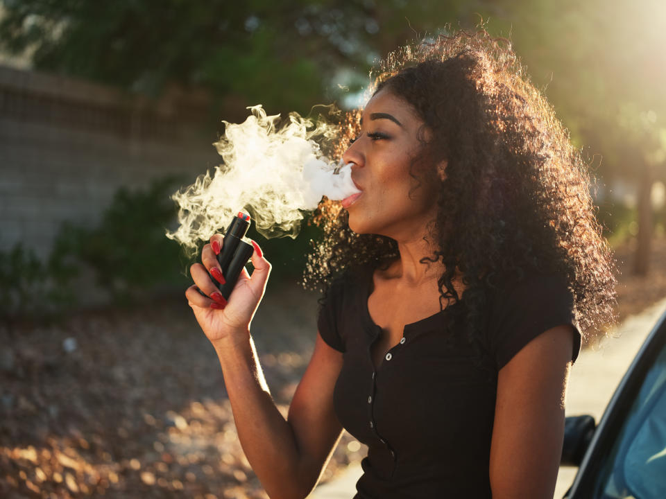 women with e-cigarette