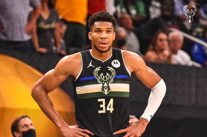 NBA公鹿逆轉太陽封王，「字母哥」安特托昆博（Giannis Antetokounmpo）獲頒Final MVP。（翻攝自Milwaukee Bucks臉書）