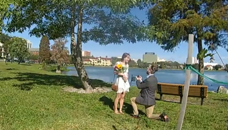 El estudiante Craig Vandenberg llevó a su novia a Emery hacia la orilla del lago, apoyó en el suelo una rodilla y le pidió matrimonio.