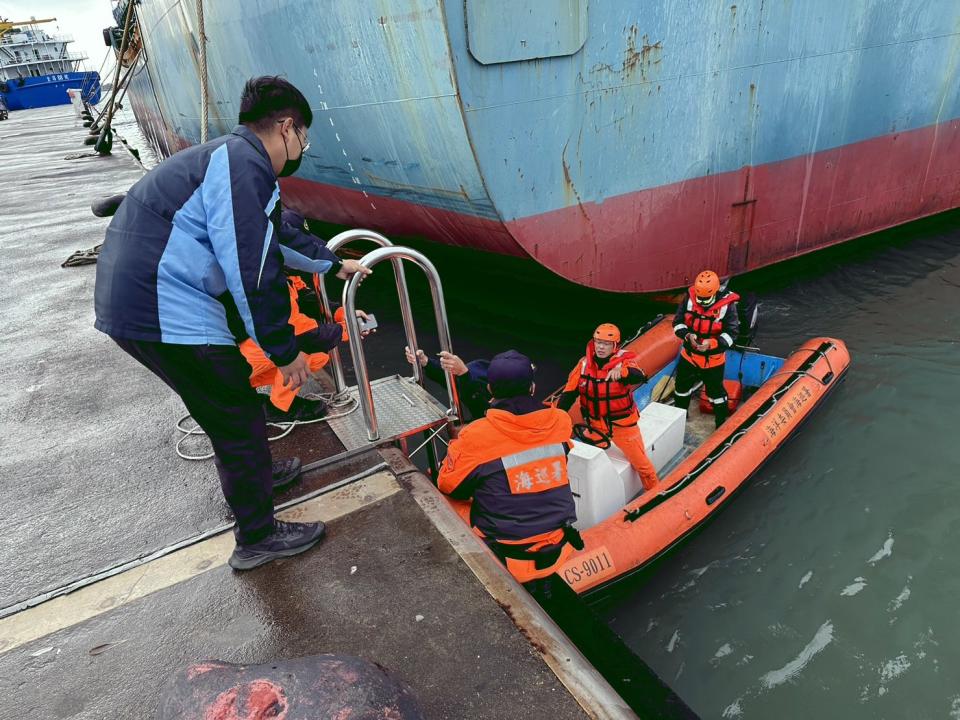 高科大28名學生參加茄萣區情人碼頭獨木舟訓練落海獲救，其中8名學生失溫送醫。（記者鐘敏綺翻攝）