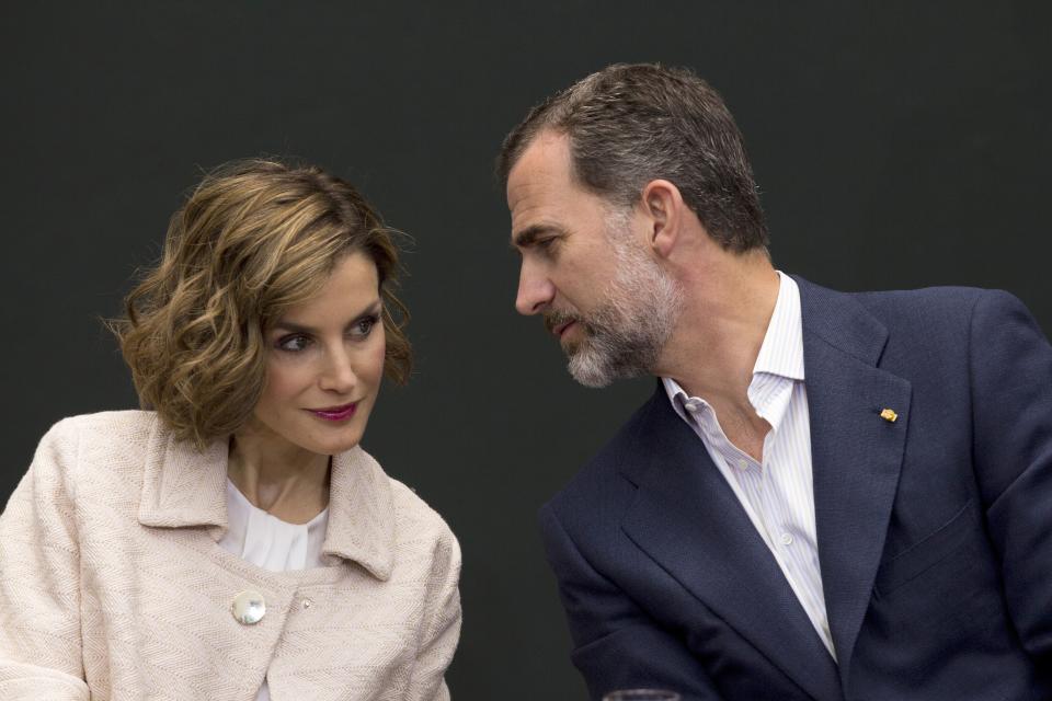 El móvil también ha provocado algunas discusiones en el matrimonio. En una visita a México en 2015, el rey tuvo que llamar la atención a Letizia porque esta sacó su teléfono y se puso a chatear mientras el entonces presidente del país, Enrique Peña Nieto, ofrecía un discurso. (Foto: Hector Guerrero / AFP / Getty Images).