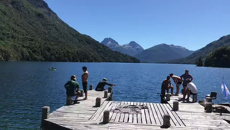 La columna "Juana Azurduy" ya instalada en muelle de la estancia de Joe Lewis, en Lago Escondido