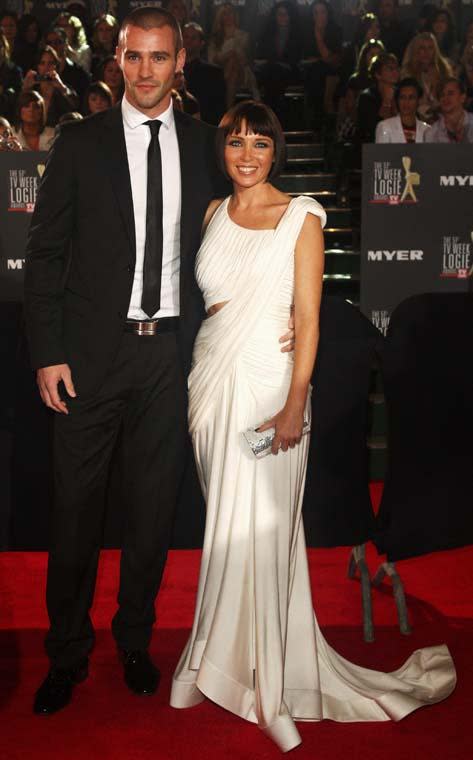 <p>Dannii and Kris gave us serious couple goals when they arrived at the 2009 Logies.</p>